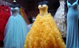 Pestrofarebné dámske spoločenské šaty